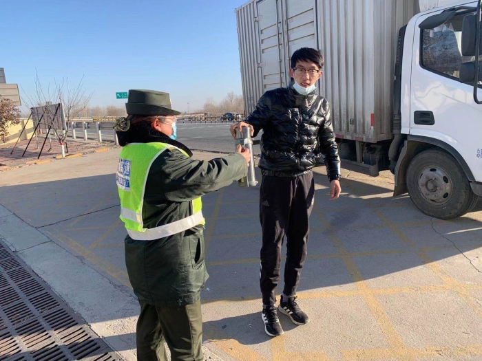 京滬分公司東光站：小貨車寒冬水箱故障  熱心收費員及時前來幫忙