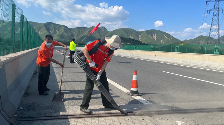 2022年7月29日14時45分，溫度37攝氏度。東新莊養護工區清理橋梁伸縮縫1