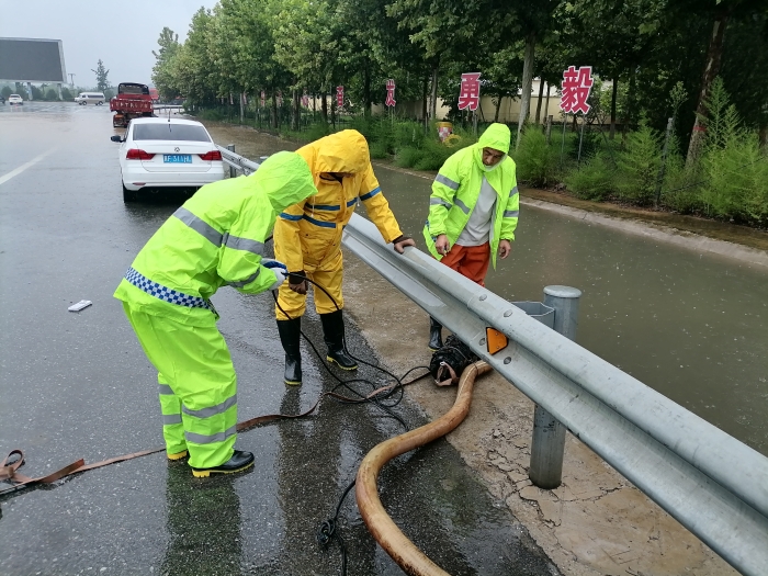 淶水西養護隊快速響應 雨中抽水作業保站口暢通 1