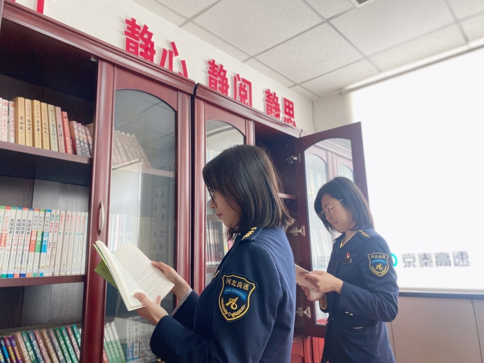 4月23日榛子鎮(zhèn)收費(fèi)站開展讀書活動 (2)